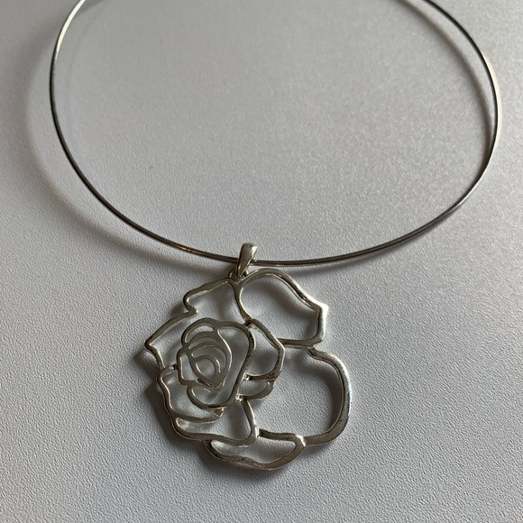 Elegant Silver Rose Pendant Necklace - Picture 3 of 4